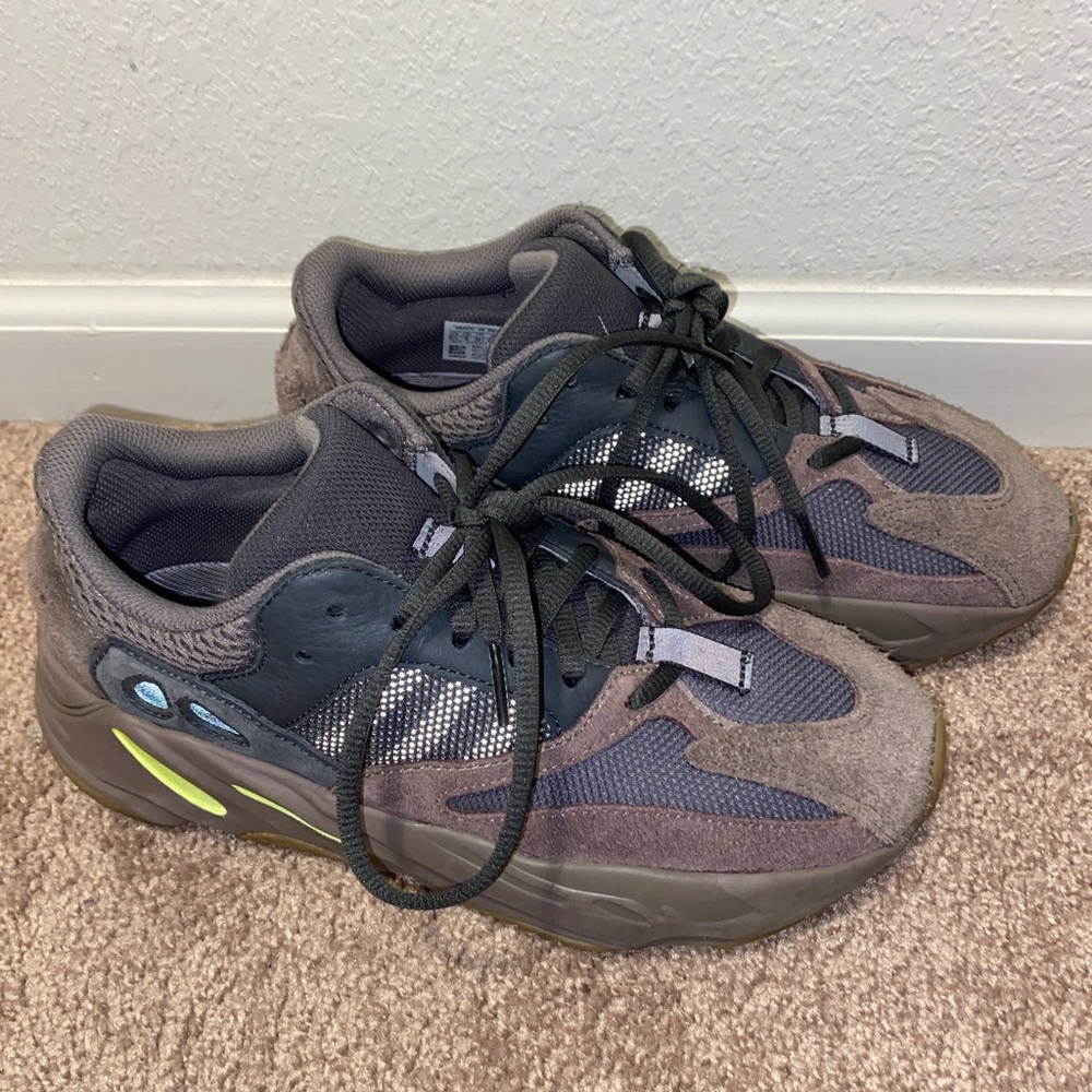 SOLD!! Yeezy Boost 700